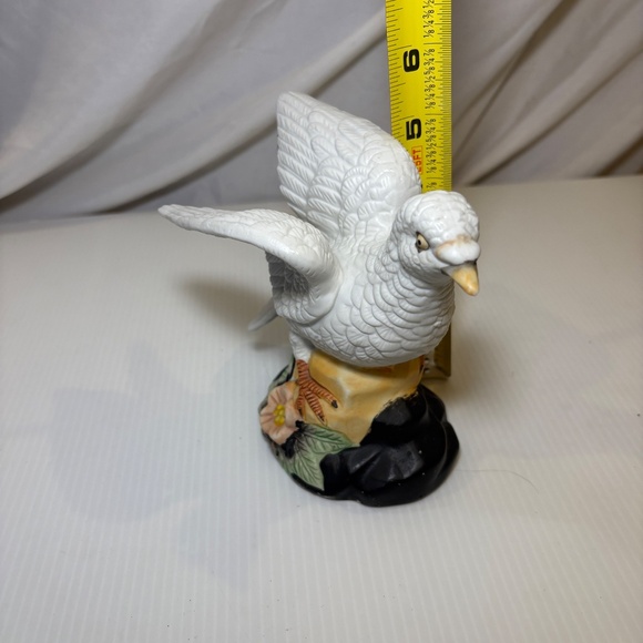 Vintage Flambro White Dove Figurine with Flower Fine Porcelain Made in Taiwan - Picture 8 of 8